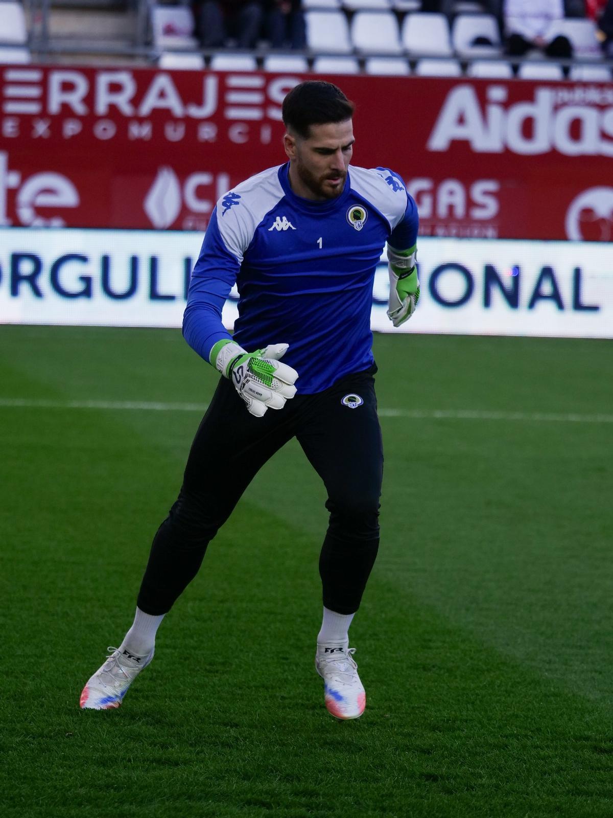 Carlos Abad, durante un calentamiento en uno de los partidos en los que ha sido suplente.