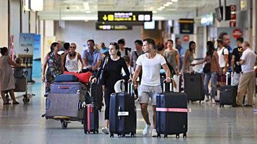 Pasajeros en el aeropuerto de Ibiza, este verano.