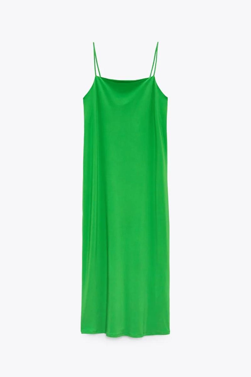 Vestido fluido en color verde, de Zara