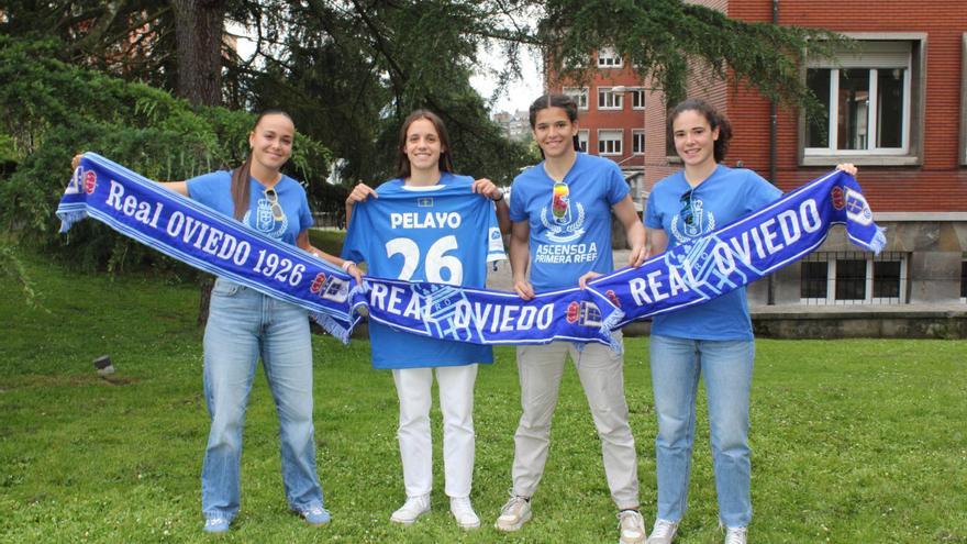 Por la izquierda, Laura Aguado, Anina, con la camiseta de su primo Pelayo Novo; Saray y Marina Crespo, ayer, en los jardines de la facultad de Ciencias de Oviedo. | JER OSPINA
