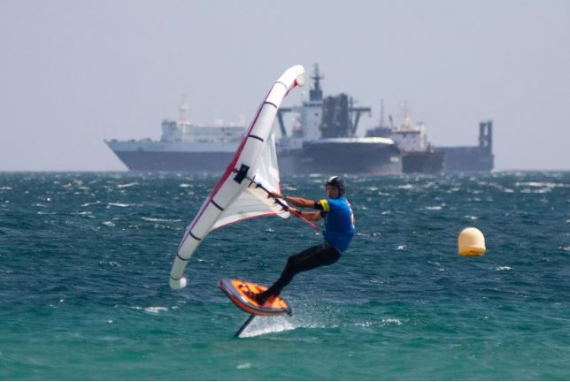 El seis veces olímpico Maksim Obrenko practica wingfoil en una imagen de archivo