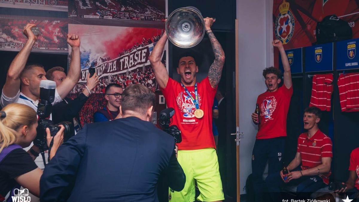 Álvaro Ratón levanta la Copa en el vestuario del Wisla tras la final de la Copa de Polonia.
