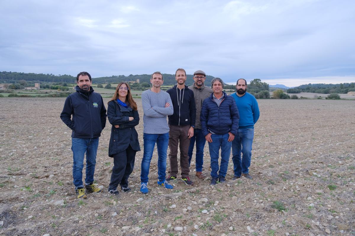 Miembros de Apaema, en la finca adquirida en Montuïri.