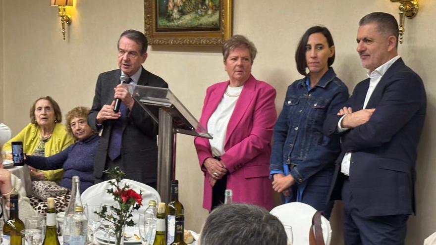Caballero 
se dirige 
a las mujeres 
que fueron 
a la comida 
en el hotel Coia.