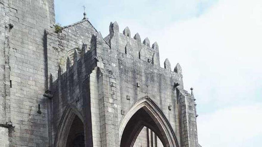 El grupo de participantes en el itinerario &quot;Caricias en braille&quot; frente a la Catedral de Tui. // D.B.M.