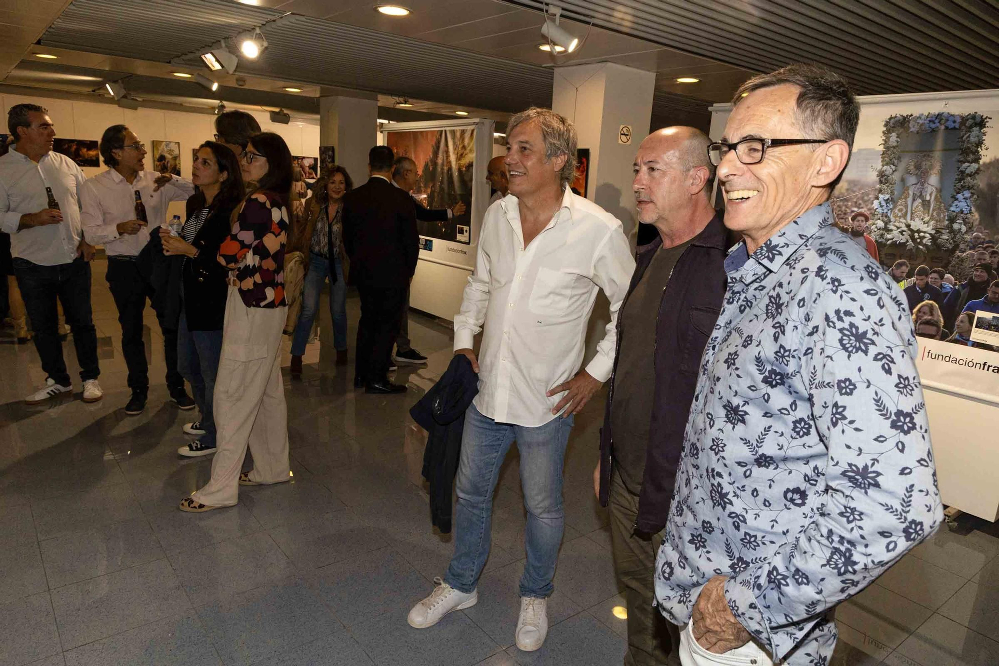 lleno total en la inauguración de INFotoperiodistas 2024,. un año de fotografía de prensa en Alicante