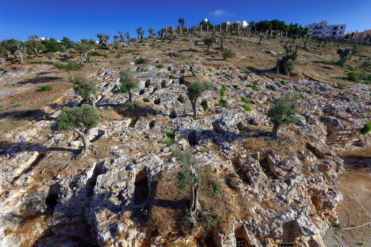 Vista de la Necrópolis púnica del Puig des Molins en la isla de Ibiza