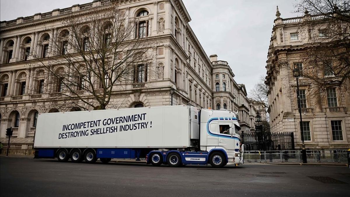 Un camión circula por Downing Street con un mensaje contra el gobierno.