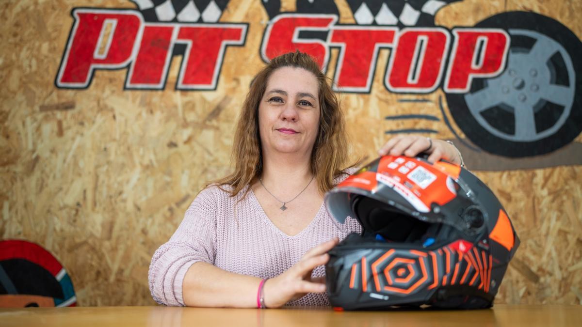 Mercedes Asensio, en su negocio de patinetes eléctricos en Badalona, que abrió hace tres años tras recibir un microcrédito.