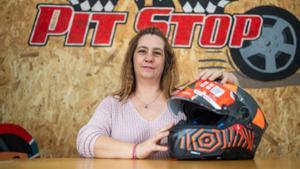 Mercedes Asensio , en su negocio de patinetes eléctricos en Badalona, que abrió hace tres años tras recibir un microcrédito.