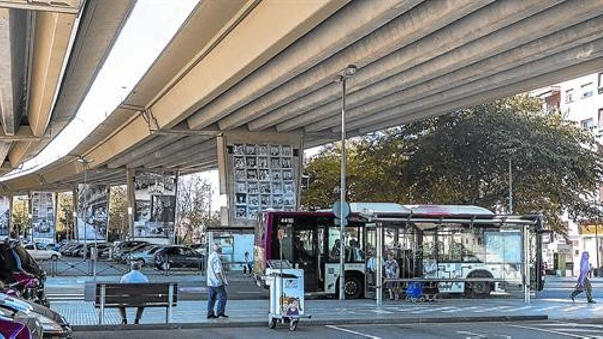 BADALONA Retenciones y dificultades para los peatones, debajo de la C-31.