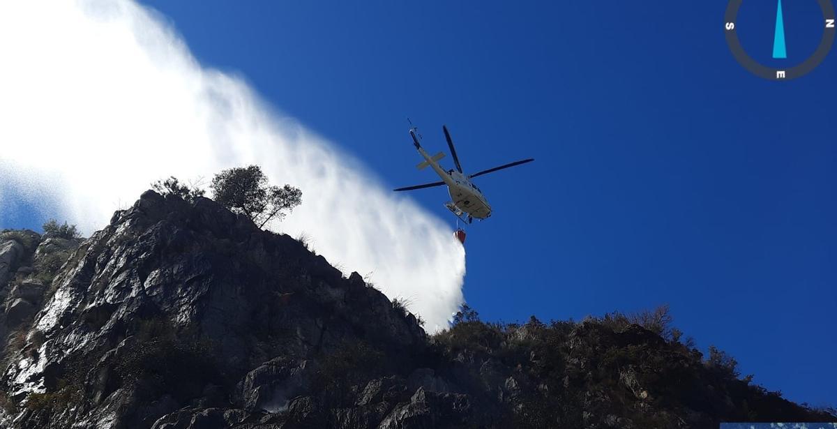 Un avión riega de agua los montes valencianos ante la amenaza de incendios durante Semana Santa y Pascua.
