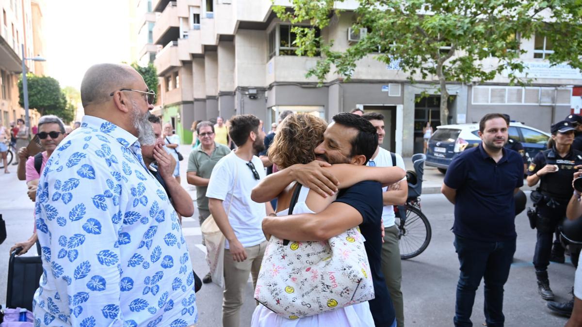 Abrazo simbólico entre Verònica Ruiz y Vicent Marzà