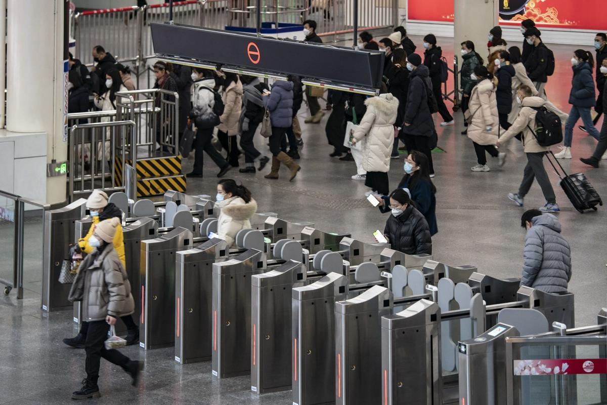 Viajeros en una estación de metro en Shanghái, en los primeros meses del año a medida que Los contagios de Covid aumentan en todo el país.