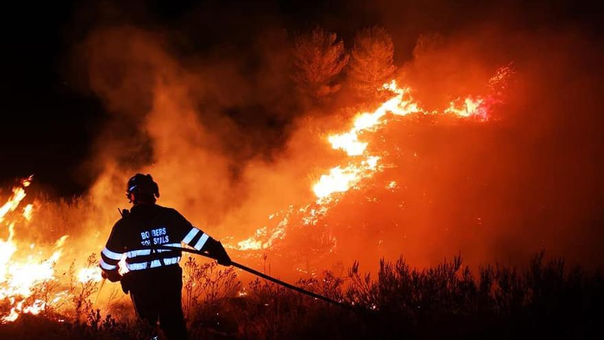 Un bombero forestal realiza labores de extinción en el incendio de la Vall d&#039;Ebo