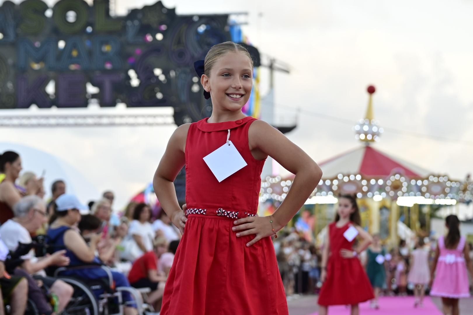 El Moll de Costa se viste de moda con el desfile solidario de Cáritas