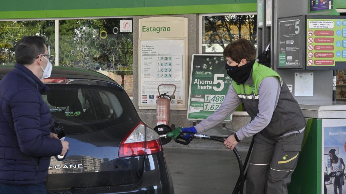 Un cliente reposta en una gasolinera de Castellón este mes, cuando los precios d e los carburantes han sufrido un brutal incremento en relación a un año antes.