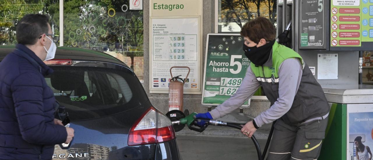 Un cliente reposta en una gasolinera de Castellón este mes, cuando los precios d e los carburantes han sufrido un brutal incremento en relación a un año antes.