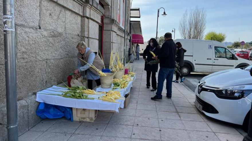 Una vendedora de palmas y ramos, a la puerta de la plaza. |   G.N