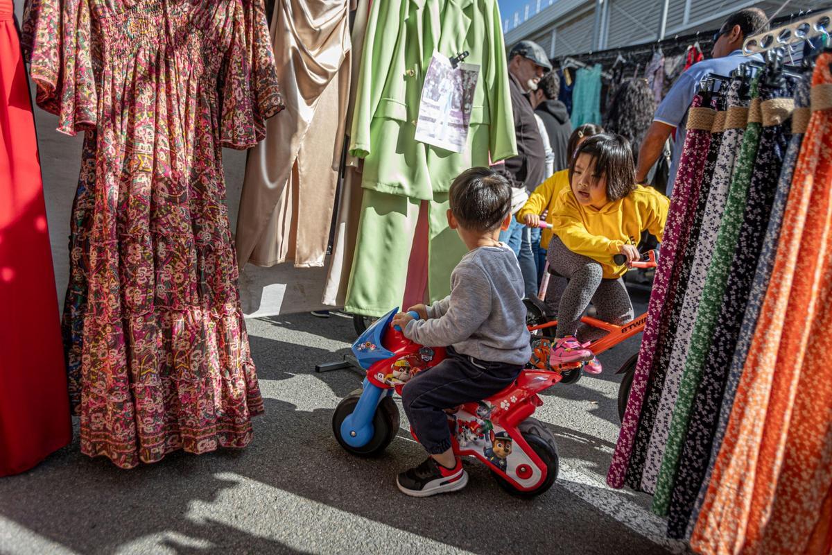 El histórico mercado ambulante inicia un exilio temporal: las obras de reforma del barrio exigen dejar libres las calles del Acer, de la Metal·lúrgia y del Crom, donde los puestos comerciales llevaban más de 50 años asentados. La nueva ubicación es desde el cruce de la calle de los Ferrocarrils Catalans con calle Foc hasta el cruce de la calle de la Mare de Déu de Port con el de calle Motors.