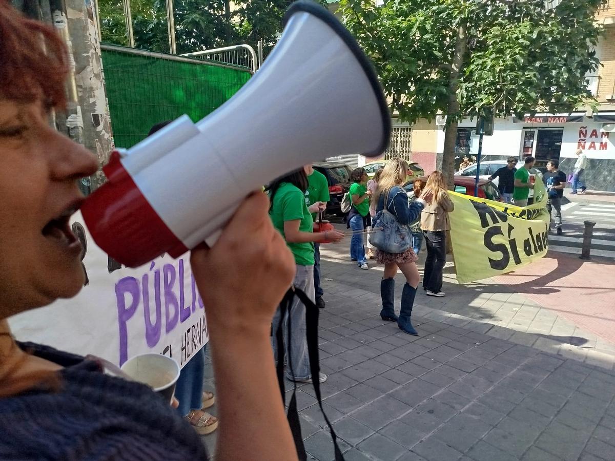 Protesta en el IES Miguel Hernández de Alicante por la situación del sector educativo