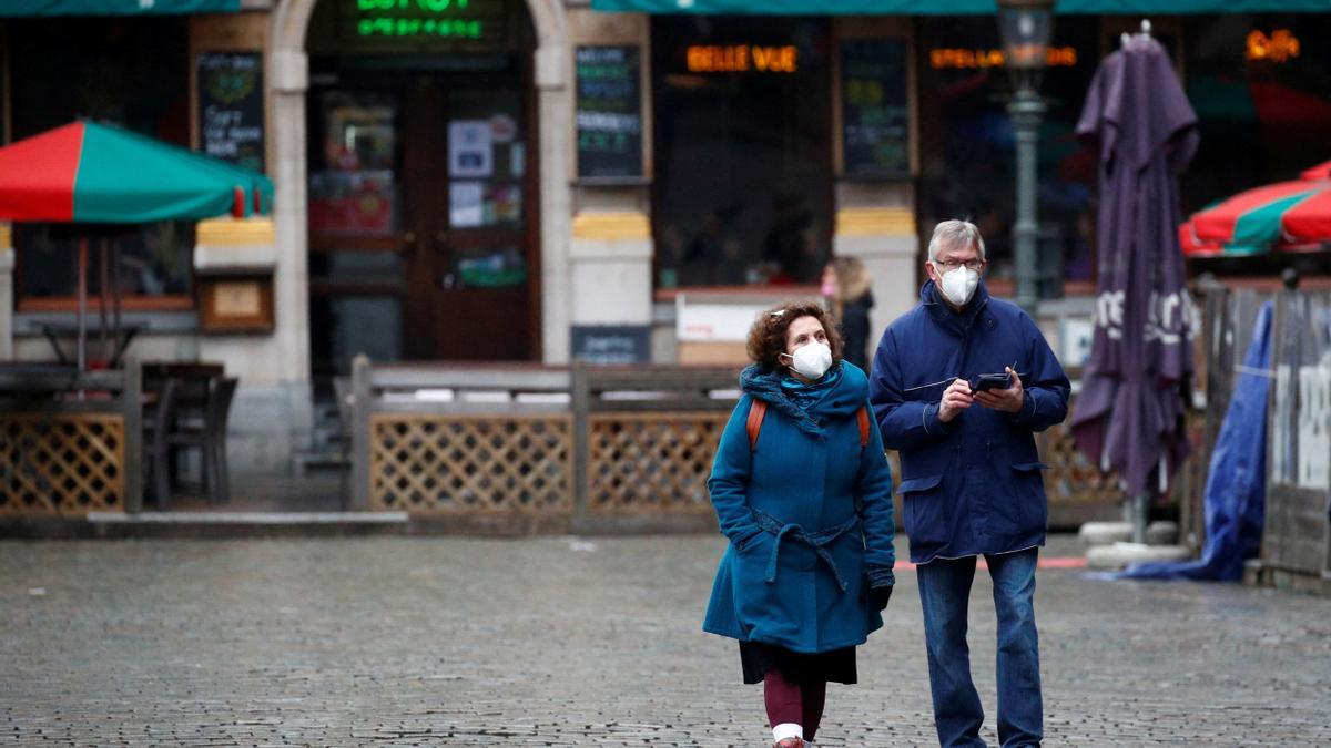 Un pareja pasea por el centro de Bruselas.