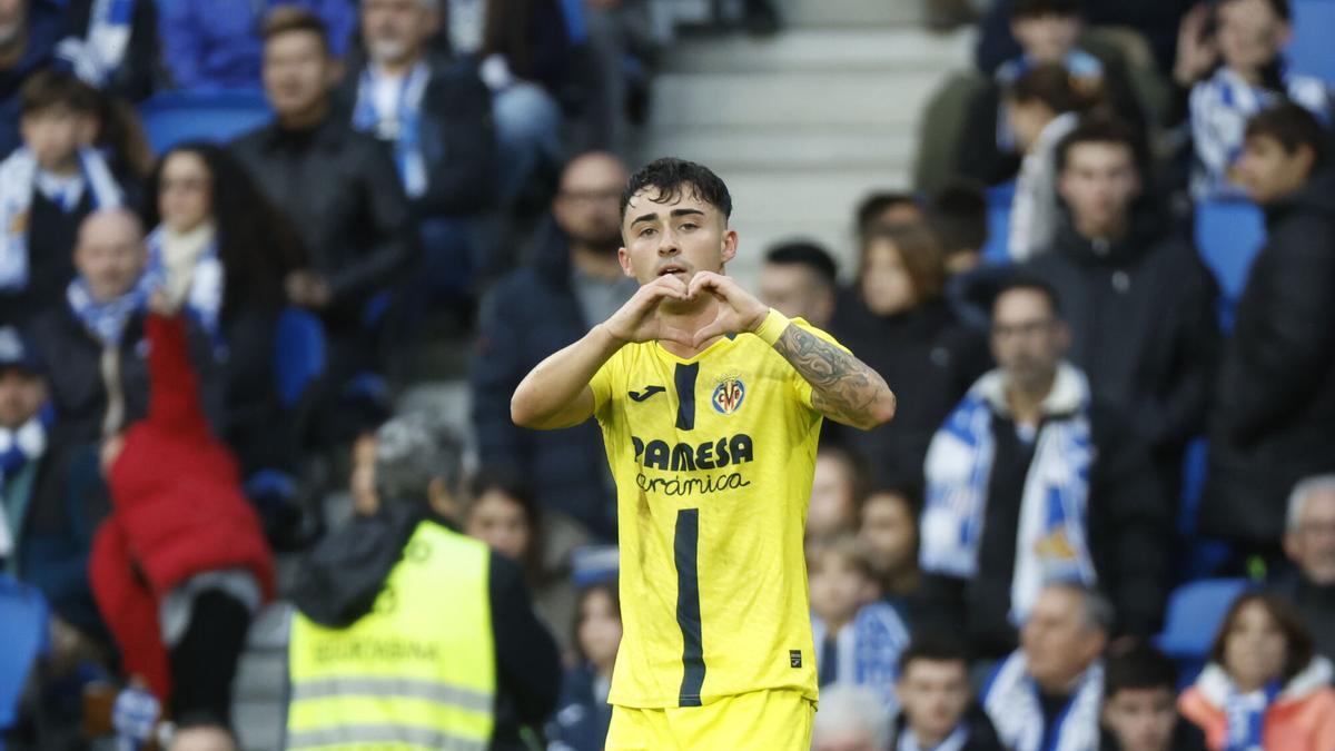 El delantero del Villarreal Alberto Moleiro celebra tras anotar el tercer gol del equipo durante el partido liguero que enfrentó a la Real Sociedad y al Villarreal en el estadio Anoeta en San Sebastián, este domingo. EFE/Javier Etxezarreta