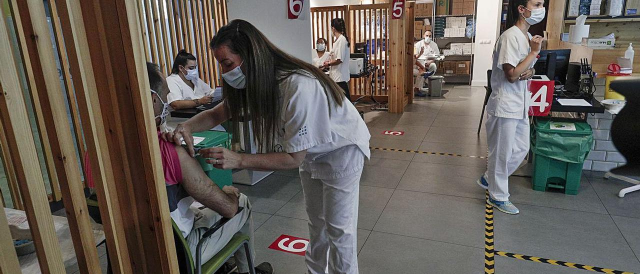 Enfermeras vacunando en Son Espases con AstraZeneca al colectivo de menores de 60.