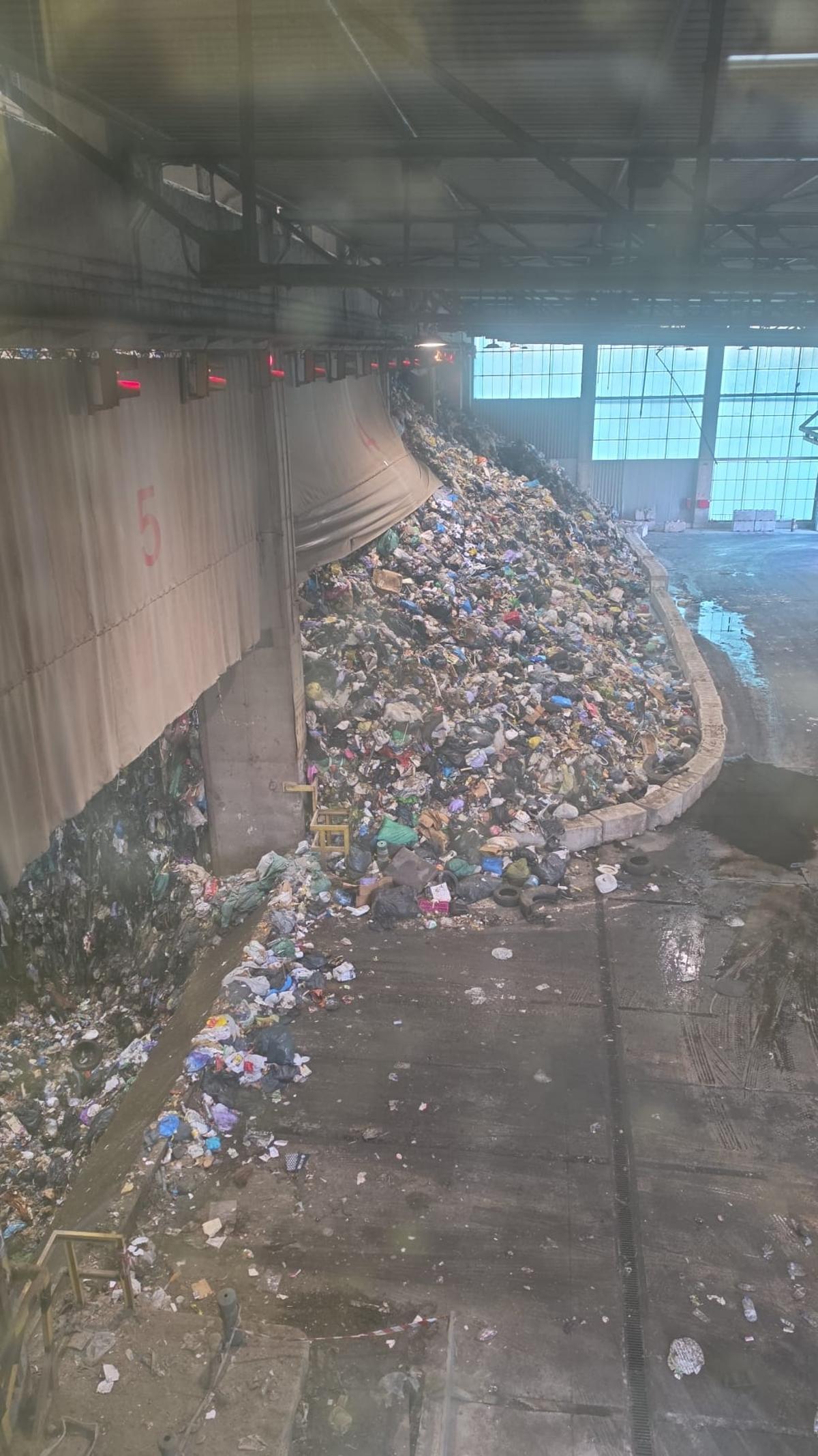 Basura acumulada en la planta incineradora de Tirme