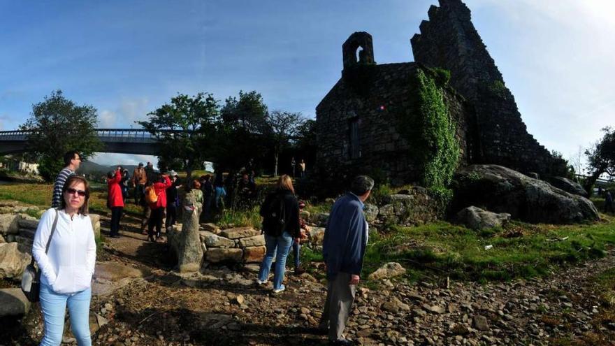 Participantes del simposio en la visita a las Torres de Catoira, en la mañana de ayer.  // Iñaki Abella