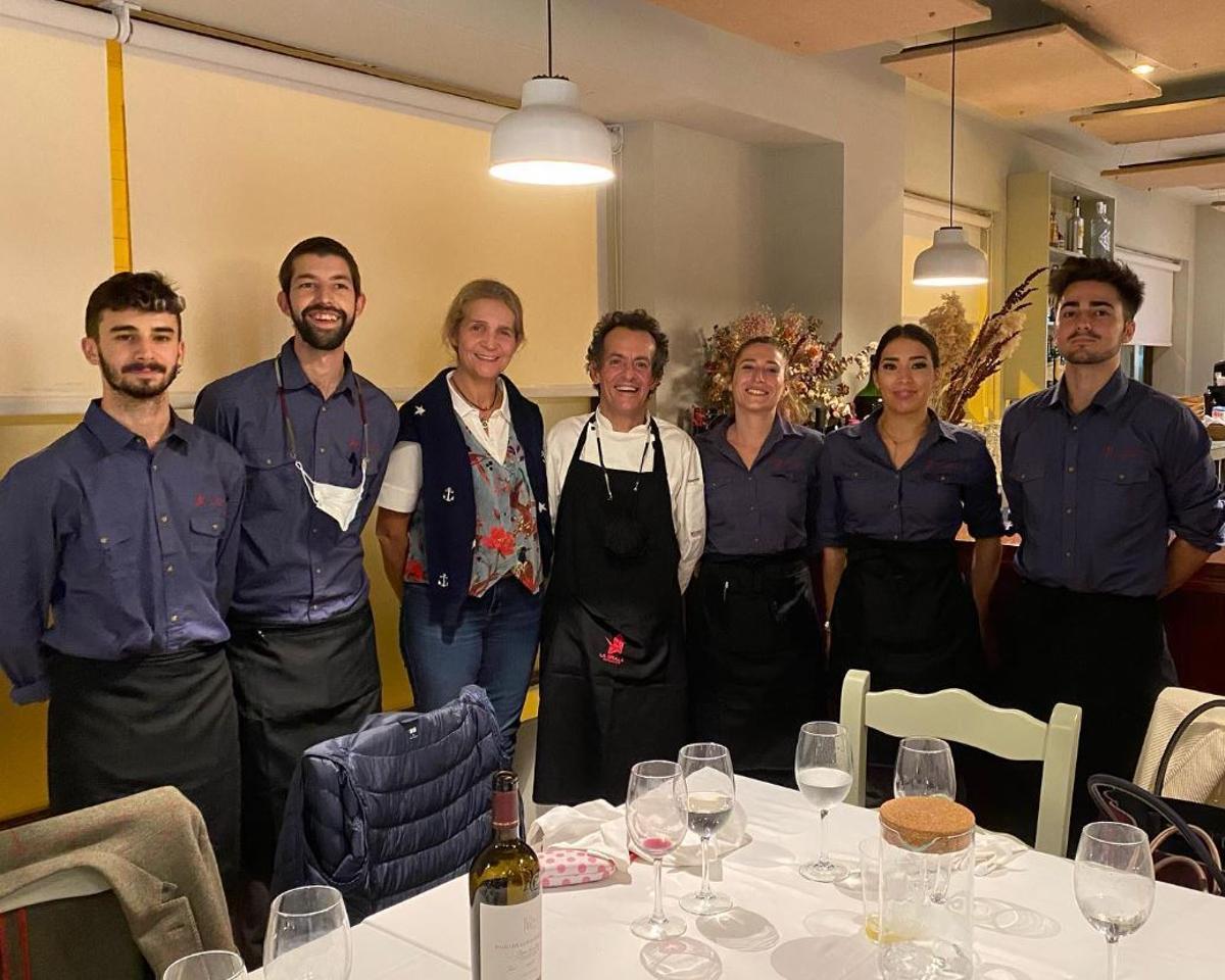 La infanta Elena en una de las visitas al restaurante La Grulla de Sevilla