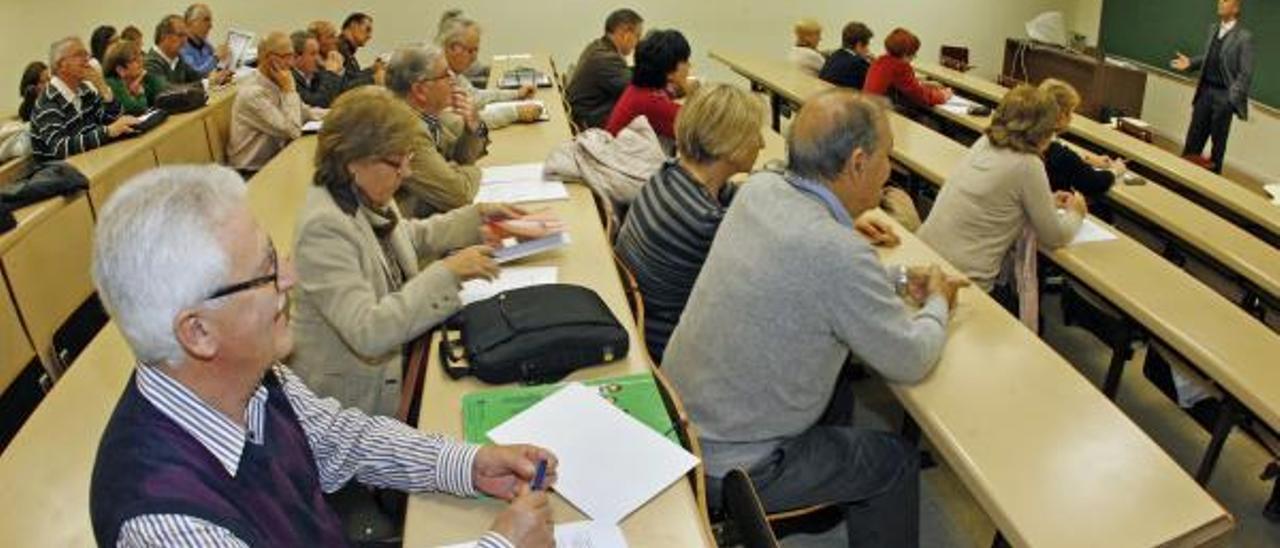 Una clase del programa de mayores de la Universidad de Vigo. / Marta G. Brea