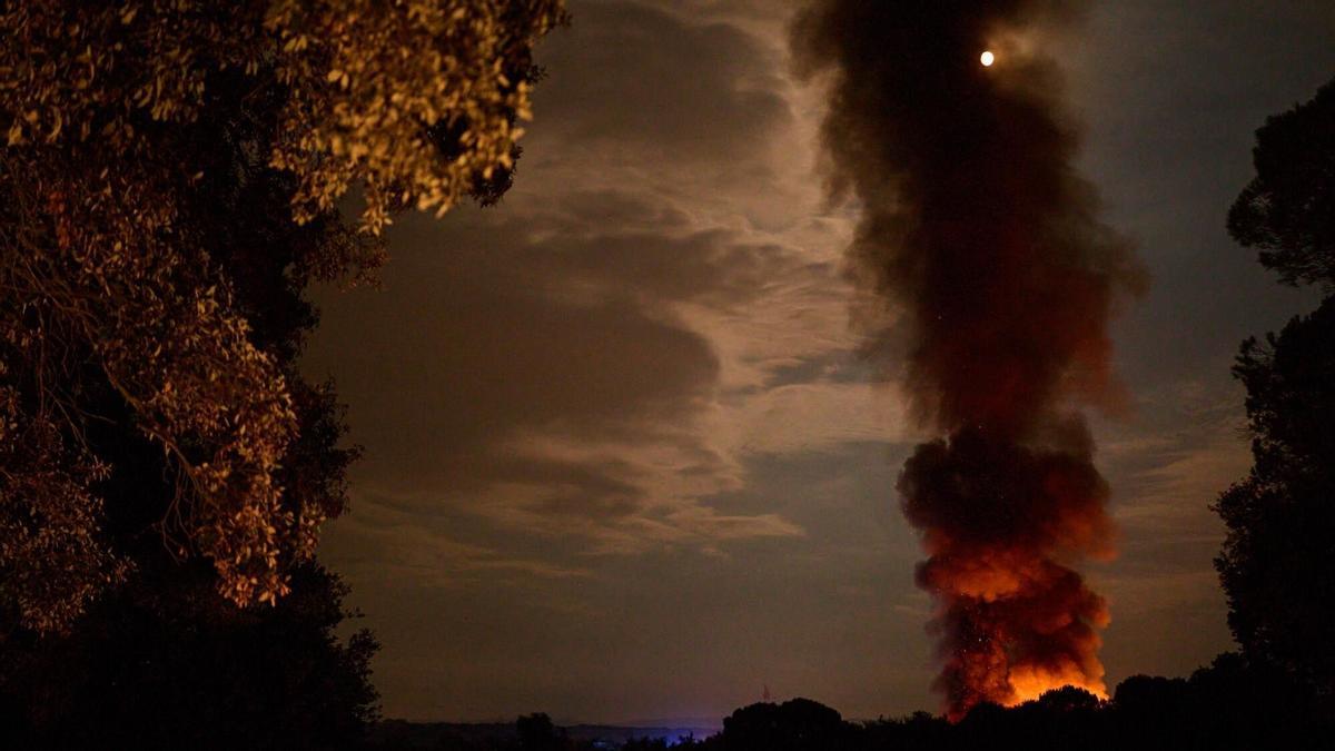 Un incendio provoca una nube tóxica y una espectacular columna de humo en Vilobí