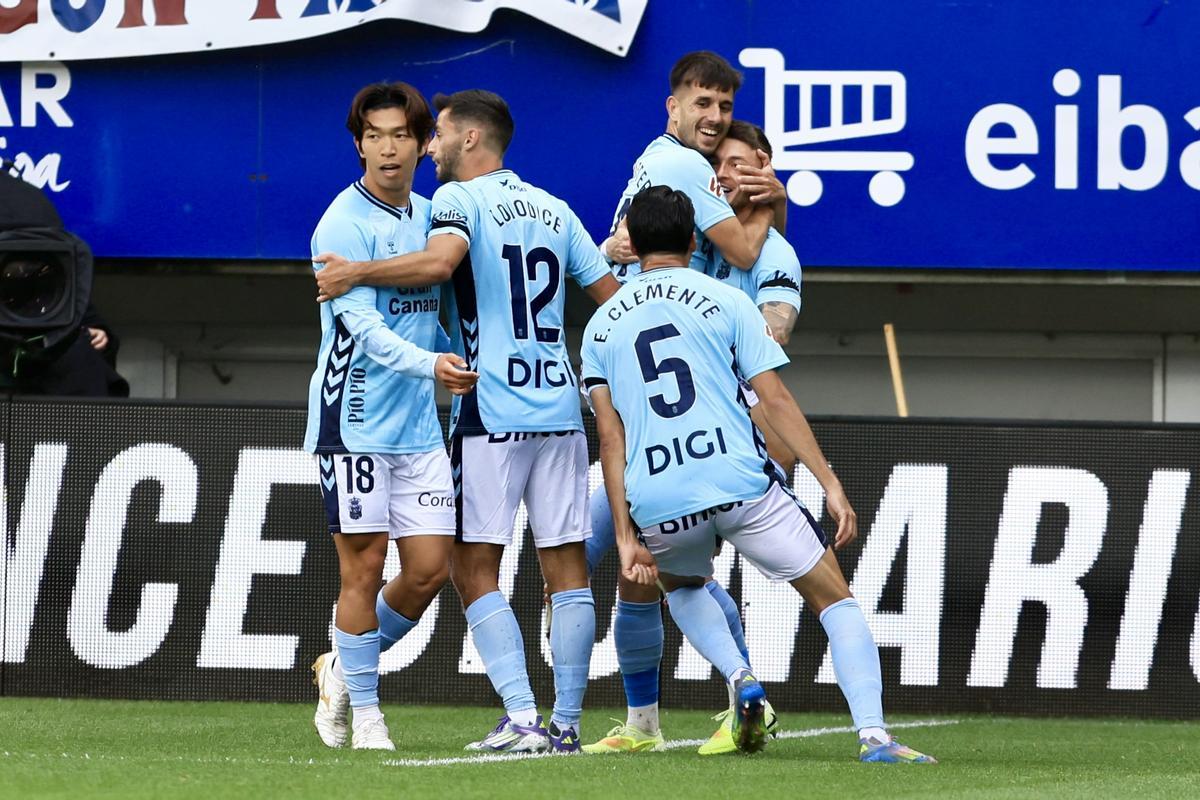 Los amarillos festejan el tanto de Manu Fuster ante el Eibar