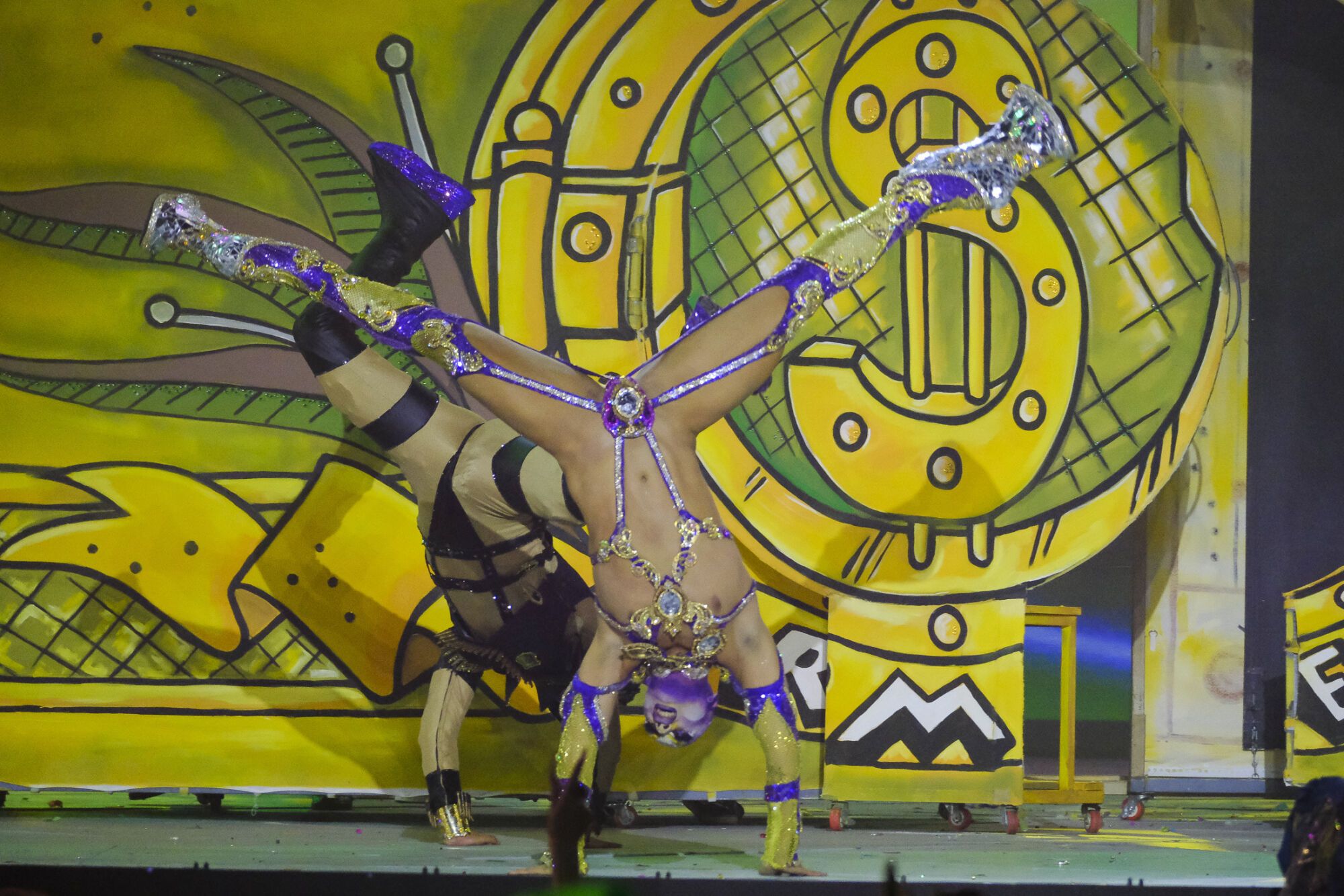 13. Drag Armek (Pedro Llomar Miranda González) Con el patrocinio de Salón Belleza Jared Pascual y con un diseño de Nancy Henríquez González presenta el espectáculo La belleza de lo oculto.