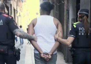 Uno de los detenidos en el operativo conjunto de los Mossos d'Esquadra y la Guardia Urbana en uno de los narcopisos desmontados en Ciutat Vella.