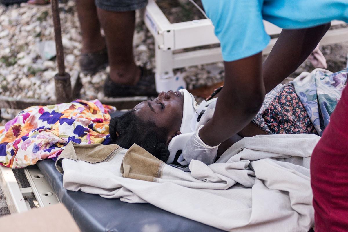 Los hospitales haitianos no dan a basto tras el alto número de víctimas por el terremoto.
