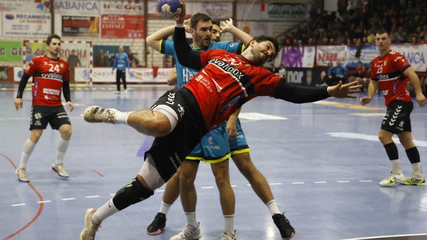 Pablo Castro lanza durante el partido ante el Balonmano La Nava. // ALBA VILLAR