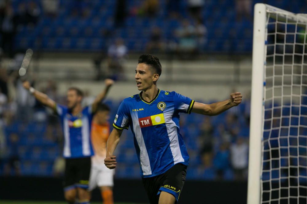 El Hércules despide al técnico argentino tras ganar por 3-2 al Peralada con mucho sufrimiento.