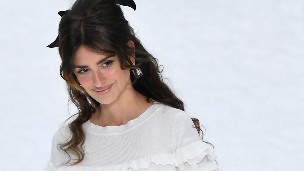 Penélope Cruz desfila para Chanel como homenaje a Karl Lagerfeld