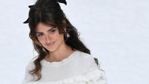 Penélope Cruz desfila para Chanel como homenaje a Karl Lagerfeld.