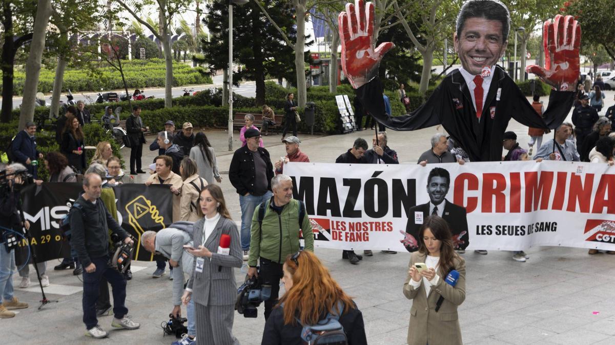 Protestas a las puertas de la Ciudad de la Justicia.