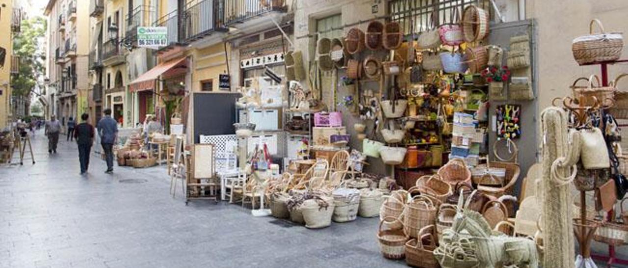 La calle Músico Peydró, con la tienda El Globo en primer término