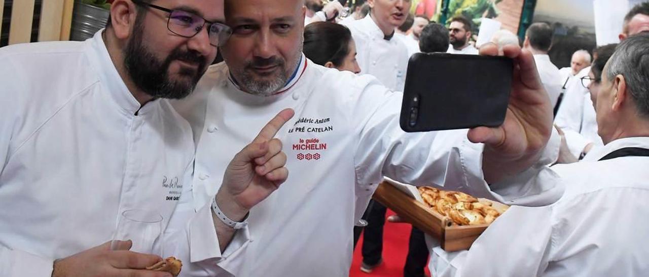 El chef español Dani García y el francés Frederic Anton posan durante la presentación de la Guía Michelin Europa en el Downtown Market de Budapest, Hungría, en marzo de 2018.