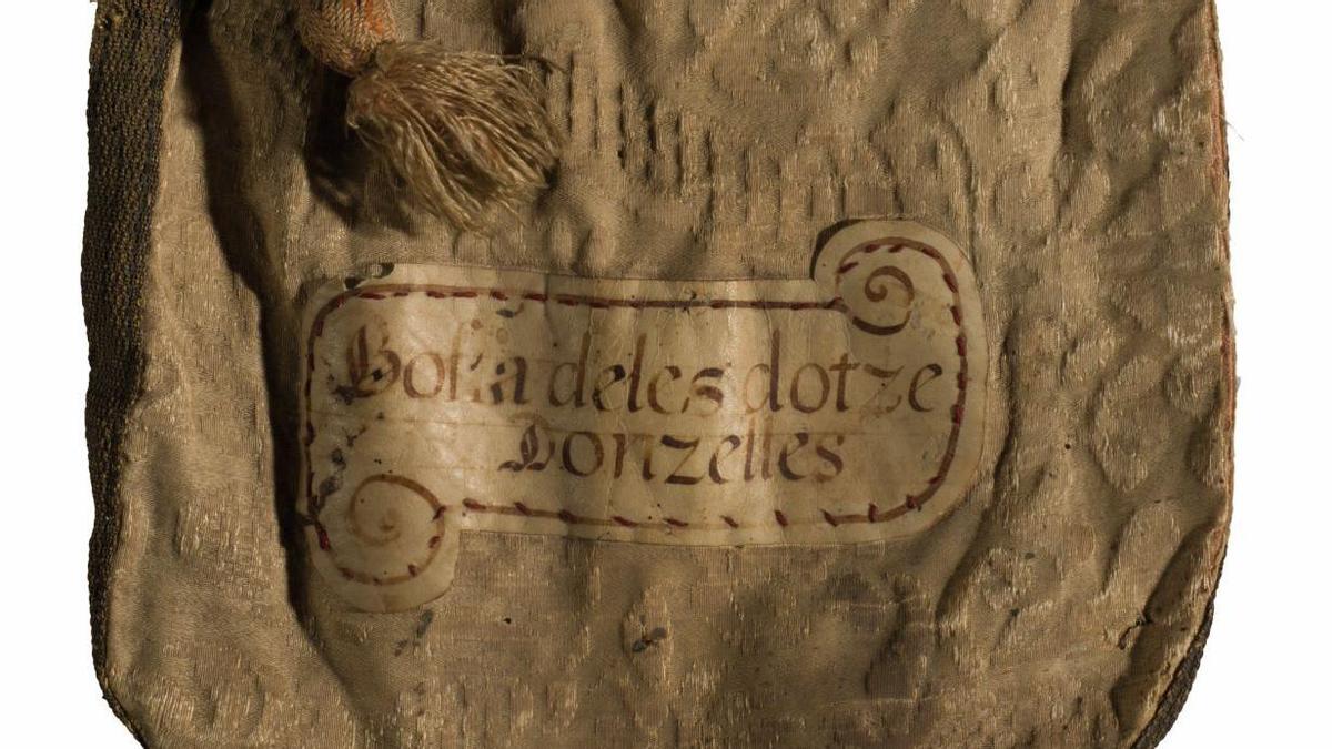 La bossa de tela d’on s'extreia el nom de la noia que rebria el dot de donzelles.
