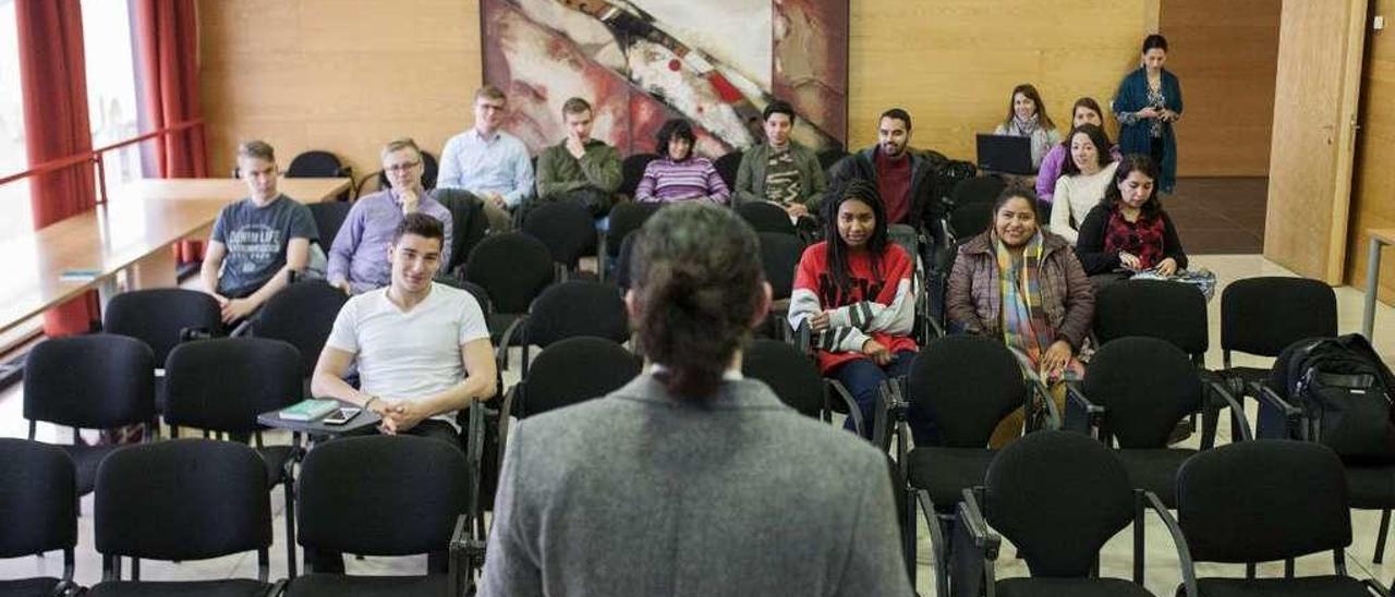 Virxilio Rodríguez recibió ayer a los alumnos extranjeros del segundo cuatrismestre. // Brais Lorenzo