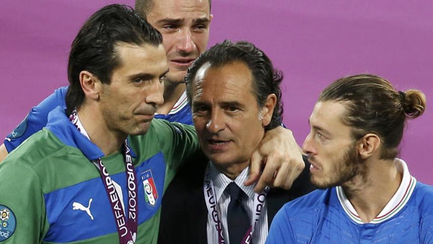 Prandelli consuela al portero Buffon