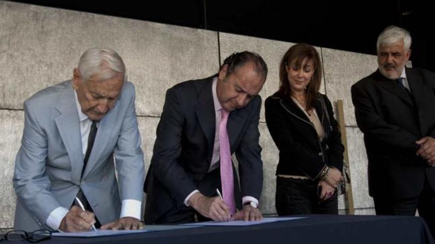Ripoll y el arquitecto García Solera ratifican la finalización de las obras del Auditorio.