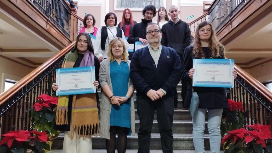 En primera fila, por la izquierda, Cristina Martínez, Marina Casero, Roberto García y Bárbara Landeras. Detrás, en el mismo orden, Vanesa García, Yoana Serena, Viviana Gómez, Mario Sánchez, Lucía Suárez y  Fernando Arnaldo. | M. Á. G.