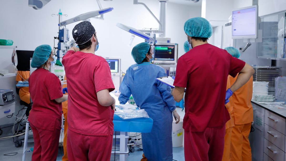 El equipo de BCNatal revisa el estado de un neonato tras pasar por el sistema de incubadora lquida.